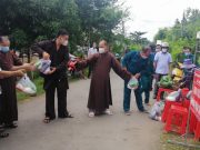 Trà Vinh: Chùa Phật Bửu và Chùa Long Khánh thăm và tặng quà đến lực lượng cán bộ, y bác sỹ