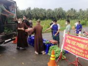 Trà Vinh: Chùa Phật Bửu và chùa Long Khánh tặng 104 phần quà cho các hộ dân 5 khu phong toả cách ly y tế do dịch bệnh covid 19.