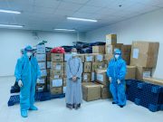 Nhóm tình nguyện viên Phật giáo tặng đồ bảo hộ đến y bác sĩ Bệnh viện Dã chiến thu dung số 12