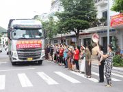 TP.HCM: Ban từ thiện Phật giáo Quận 12 tiếp tục triển khai trao 100 tấn gạo và 12.000 thùng mì