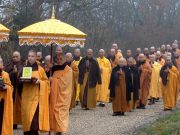 Tăng thân Làng Mai tổ chức Đại Giới đàn Qua Bờ