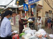 Trà Vinh: Chùa Long Khánh tặng quà cho các hộ dân khu phong toả
