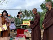 Ban Trị sự Giáo hội Phật giáo tỉnh Phú Yên thăm, tặng quà cho các gia đình do mưa lũ