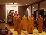 Ban điều hành Trung tâm dịch thuật Hán Nôm Huệ Quang đảnh lễ Thiền sư Thích Nhất Hạnh.