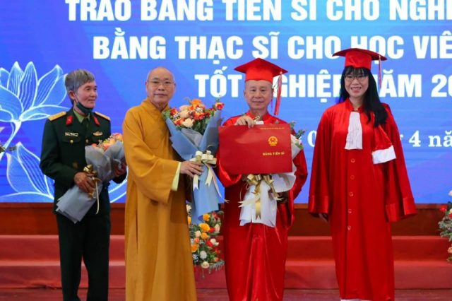 Thượng tọa Thích Chân Quang được trao bằng Tiến sĩ ngành Luật 8300a1d67800d60709efc347ada39dd7-640x426