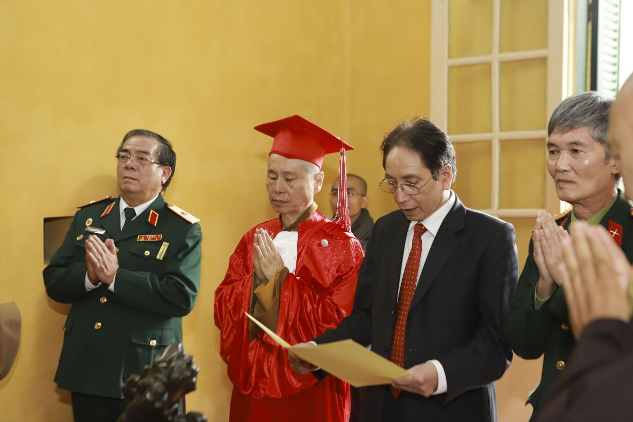 Thượng tọa Thích Chân Quang được trao bằng Tiến sĩ ngành Luật Z3319799810990_2517a036e3943b59e1fcdcb7cad06fa5