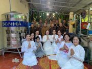 Nhóm cư sỹ Áo trắng cúng dường hệ thống lọc nước tinh khiết.