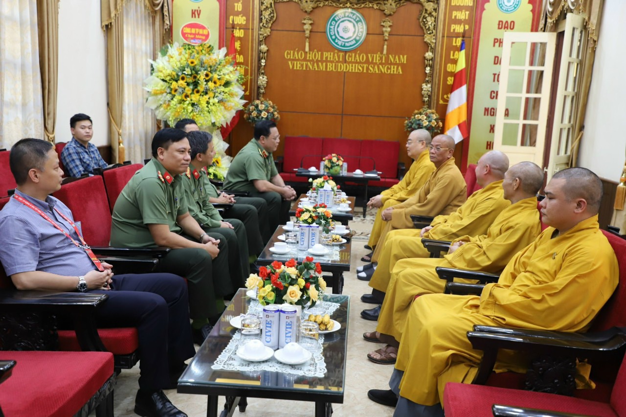 Công an Tp. Hà Nội chúc mừng GHPGVN nhân thành công của Đại hội đại biểu Phật giáo toàn quốc lân thứ IX