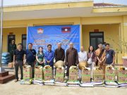 Lào: PG huyện A Lưới tặng quà cho bà con bản Sê Sáp nhân dịp Tết cổ truyền Bunpimay