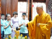 Hà Nội: Hơn 300 em nhỏ trở về chùa Hòe Nhai dự lễ “tắm Phật”