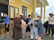 Ban Từ thiện xã hội GHPGVN tỉnh Thừa Thiên Huế tặng quà hỗ trợ bà con ảnh hưởng do lũ lụt