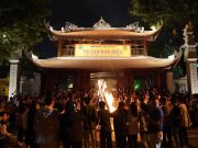 Hà Nội: Khoảnh khắc đón mừng năm mới 2024 của gần 300 bạn trẻ tại chùa Bằng