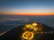 Chiêm ngưỡng Tôn tượng Di Lặc cao 36m nặng hơn 5.000 tấn trên đỉnh núi Bà