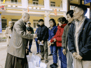 Nghệ An: Chùa Viên Quang tặng 100 phần quà Tết cho đồng bào nghèo