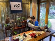 Vào chùa ăn Tết