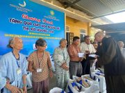 Thừa Thiên Huế: Ban Từ thiện Xã hội Phật giáo tỉnh tặng quà cho Hội Người mù thị xã Hương Trà và Hương Thủy