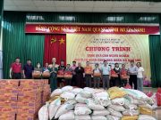 Hà Nội: Chư Tăng, Phật tử chùa Vạn Phúc tặng quà cho các gia đình có hoàn cảnh khó khăn trong khu vực Bãi Rác Nam Sơn