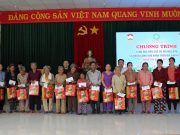 Ban từ thiện xã hội GHPGVN tỉnh Thừa Thiên Huế trao tặng quà tới các cụ già neo đơn