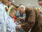 Hà Nội: HT.Thích Bảo Nghiêm trao tặng 300 phần quà cho bệnh nhân Viện huyết học – Truyền máu Trung ương