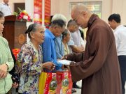 Thừa Thiên Huế: Ban từ thiện xã hội Phật giáo tỉnh trao quà đến các cụ già neo đơn tại huyện Phú Vang