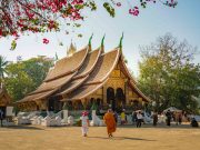 Thăm chùa cổ Wat Xieng Thong ở Luang Prabang