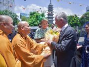 Nhà Vua và Hoàng Hậu Bỉ lễ Phật tại chùa Vĩnh Nghiêm nhân chuyến công du tại Việt Nam