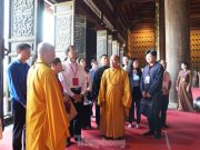 Thanh niên Trung Quốc tham quan Chùa Bái Đính