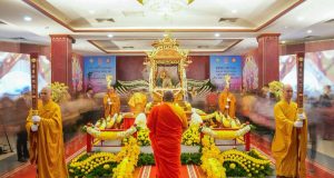 DÒNG NGƯỜI NỐI DÀI XUYÊN ĐÊM VÀO CHIÊM BÁI XÁ LỢI ĐỨC PHẬT TẠI CHÙA QUÁN SỨ