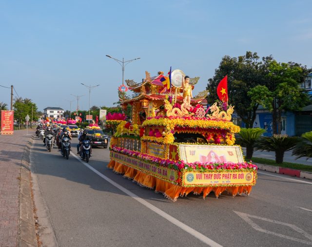 Hà Tĩnh: Trang nghiêm lễ rước Phật và diễu hành xe hoa của BTS GHPGVN tỉnh Hà Tĩnh