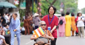 tình nguyện viên hỗ trợ nhân dân Phật tử chiêm bái Xá lợi Đức Phật tại chùa Quán Sứ