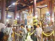 Xuyên đêm đội mưa chiêm bái xá lợi Phật: ‘Mọi giông bão đời thường đều lắng lại’