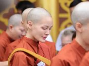 Minh tinh Thái Lan đi tu