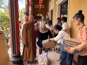 Tổ Đình Vạn Thọ và Chùa Kim Thiền phát quà từ thiện và phóng sanh trên sông Tiền