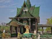 Thái Lan: Bạch Vạn Bình Tự – Ngôi chùa tái sử dụng 1,5 triệu chai thủy tinh để kiến tạo kiến trúc chánh điện, bảo tháp Tăng xá, nhà khách..