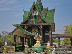 Thái Lan: Bạch Vạn Bình Tự – Ngôi chùa tái sử dụng 1,5 triệu chai thủy tinh để kiến tạo kiến trúc chánh điện, bảo tháp Tăng xá, nhà khách..