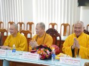 Thượng tọa Chánh Văn phòng 2 tặng 20.000 quyển tập cho các em học sinh tỉnh Cà Mau