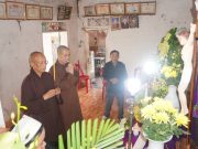 Hòa thượng Thích Quảng Hà thăm hỏi, tặng quà người dân bị thiệt hại do lốc xoáy tại Ninh Bình