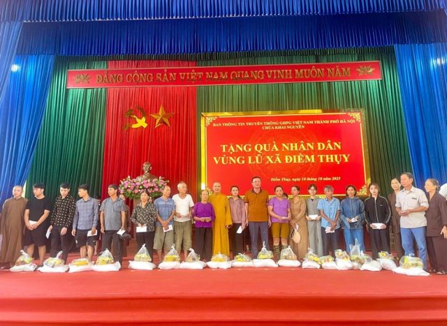 Ban TTTT GHPGVN TP Hà Nội trao 1.000 phần quà hỗ trợ bà con vùng lũ xã Điềm Thụy (Thái Nguyên)