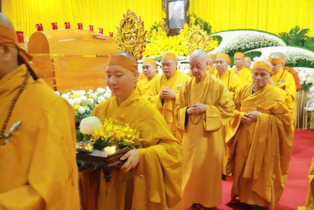 Đức Pháp chủ dâng hương tưởng niệm cố Trưởng lão Hoà thượng Thích Trí Tịnh