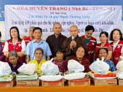 Cà Mau: Chùa Huyền Trang phối hợp khám bệnh, phát thuốc và trao 400 phần quà cho bà con nghèo