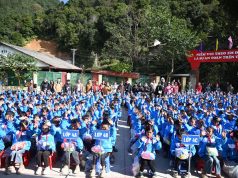 Đoàn từ thiện chùa Vẽ (Hải Phòng) và chùa Viên Thông (Hoa Kỳ) trao tặng hơn gần 800 triệu đồng tại xã Lũng Cú