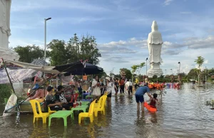 Miền Tây mùa nước nổi: Lội nước, đi xuồng khám phá chùa Núi Nổi An Giang
