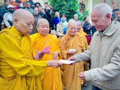 Ni giới Hệ phái Khất sĩ tặng 500 phần quà cứu trợ đồng bào tại Bắc Ninh