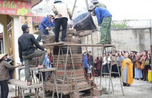 Hải Phòng: Lễ rót đồng đúc Đại Hồng Chung nặng hơn 700kg tại chùa Ưu Đàm