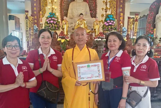 Đồng Tháp: Chùa Linh Phước (Phật Đá) tổ chức khám bệnh miễn phí và tặng quà từ thiện