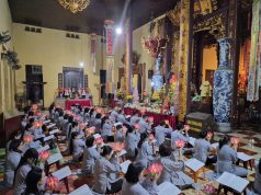 Lễ dâng hoa đăng kính mừng Khánh đản Đức Phật A Di Đà