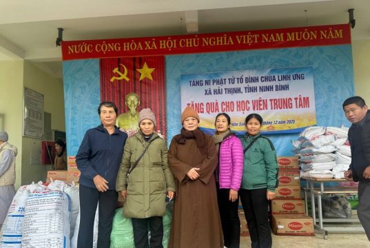 Chùa Linh Ứng (Ninh Bình) trao 500 suất quà đến học sinh và người dân khó khăn tại Quảng Trị và TP. Huế