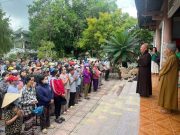 Với tinh thần từ bi của đạo Phật và truyền thống quý báu của dân tộc Việt Nam “thương người như thể thương thân”, chư Tăng Phật tử chùa Vạn Phúc (Sóc Sơn, Hà Nội) đã tổ chức chuyến thăm và trao quà cứu trợ đến các khu vực chịu thiệt hại nặng nề bởi mưa bão tại các tỉnh Đắk Lắk và Khánh Hòa.