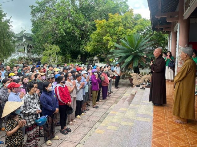 Với tinh thần từ bi của đạo Phật và truyền thống quý báu của dân tộc Việt Nam “thương người như thể thương thân”, chư Tăng Phật tử chùa Vạn Phúc (Sóc Sơn, Hà Nội) đã tổ chức chuyến thăm và trao quà cứu trợ đến các khu vực chịu thiệt hại nặng nề bởi mưa bão tại các tỉnh Đắk Lắk và Khánh Hòa.