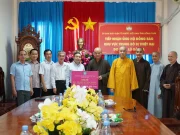 Phật giáo Đồng Tháp: Trao thêm 100 triệu đến đồng bào các tỉnh miền Trung khắc phục thiên tai